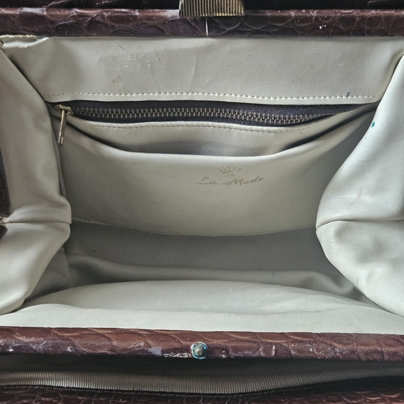 La Mode Faux Alligator Print Handbag - Picture 9 of 14